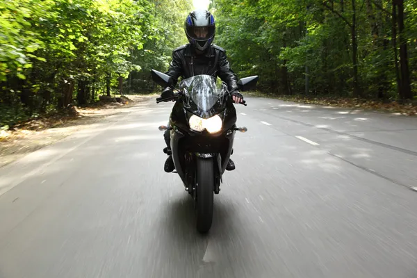 Мотоциклист едет по дороге, вид спереди — стоковое фото