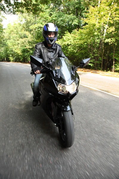 Мотоциклист едет по дороге, вид спереди — стоковое фото