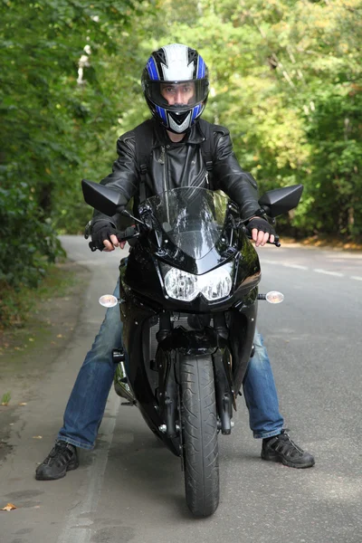 道路上に立っているモーターサイク リスト — ストック写真