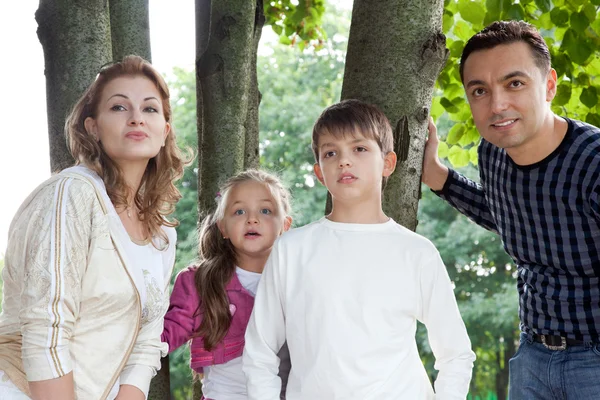 Família surpreso de quatro ao ar livre — Fotografia de Stock