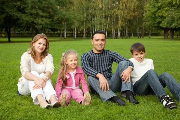 Mutlu bir aile dört kişilik açık havada — Stok fotoğraf