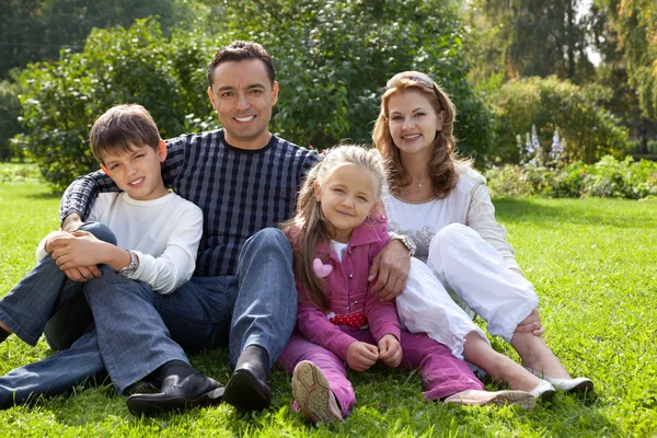 Familia feliz de cuatro personas al aire libre — Foto de Stock