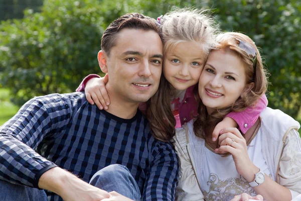 Familia feliz de tres al aire libre —  Fotos de Stock