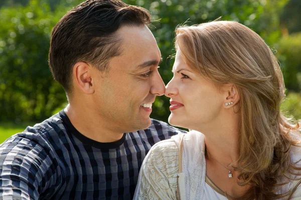 Jovem casal amoroso cara a cara ao ar livre — Fotografia de Stock