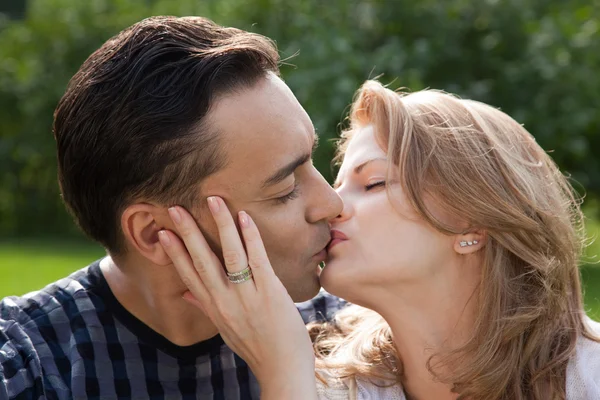 Супружеская пара целуется на открытом воздухе — стоковое фото