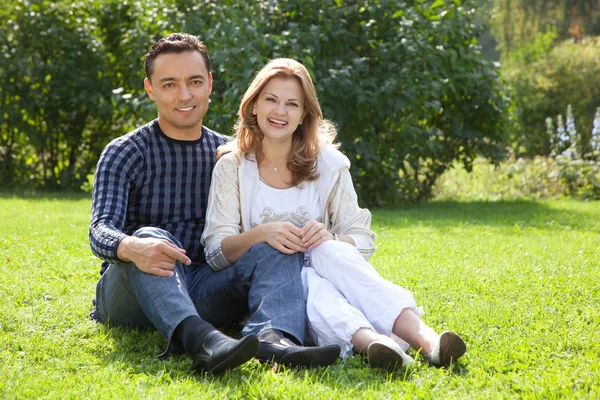 Mann und Frau in Zahnspange lachen im Freien — Stockfoto