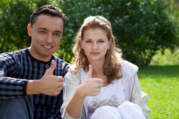 Супружеская пара с поднятыми пальцами — стоковое фото