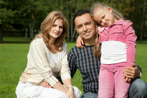 Boldog család három szabadban — Stock Fotó