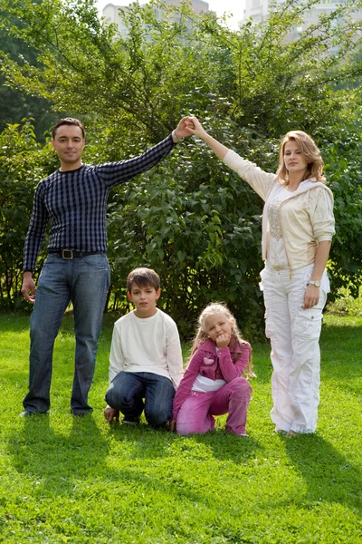 Föräldrar hand av hand med barn — Stockfoto