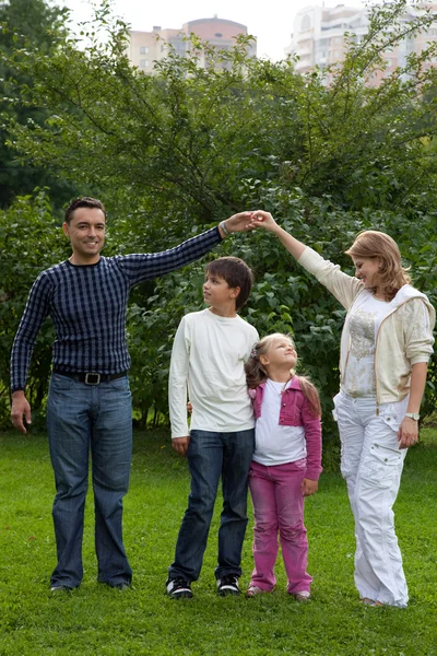 Rodiče s dětmi v parku — Stock fotografie