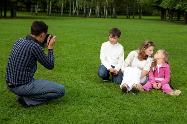 Man photographes hans familj utomhus — Stockfoto