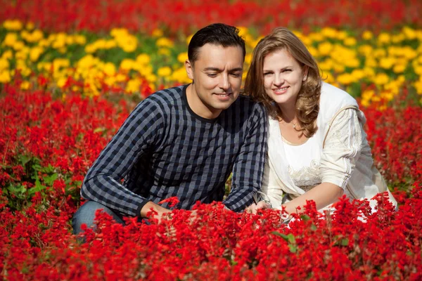 Homem e mulher em aparelho no parque florido — Fotografia de Stock