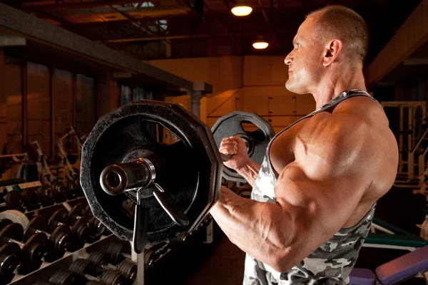 Bodybuilder in trainingsruimte — Stockfoto