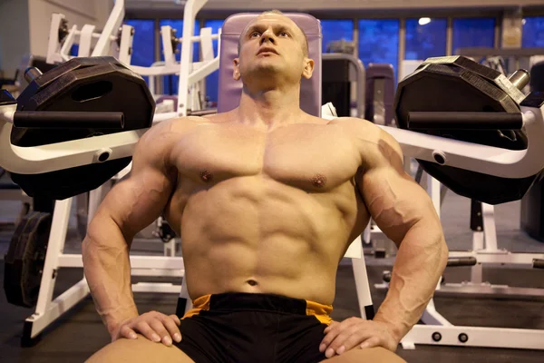 Bodybuilder rests in training room — Stock Photo, Image