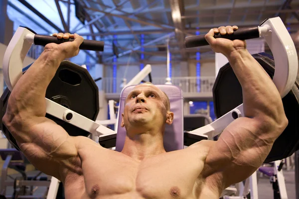 Bodybuilder in training room — Stock Photo, Image