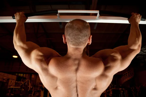 Bodybuilder zurück im Trainingsraum — Stockfoto