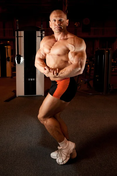 Bodybuilder demonstrates his muscles — Stock Photo, Image