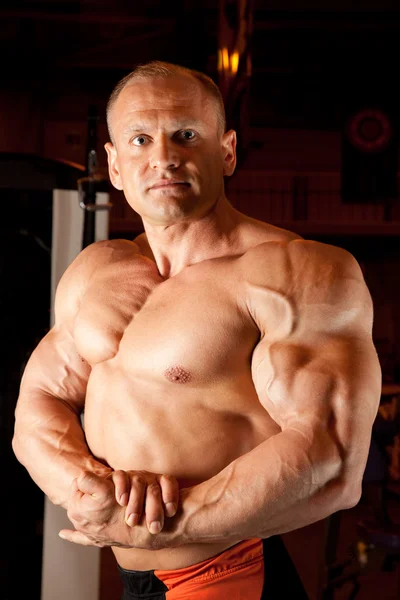 Bodybuilder demonstrates his muscles — Stock Photo, Image