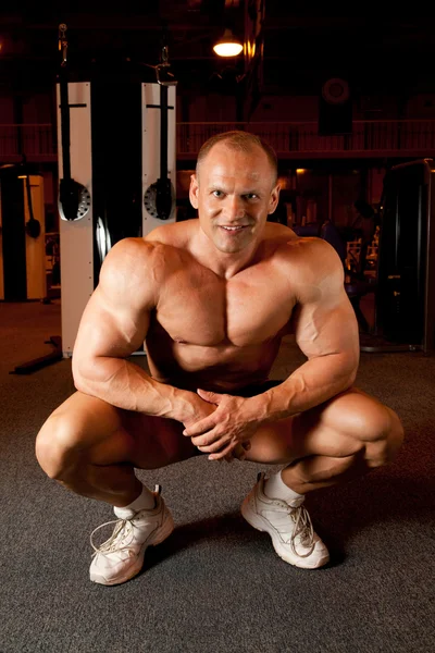Bodybuilder sorridente in sala di allenamento — Foto Stock