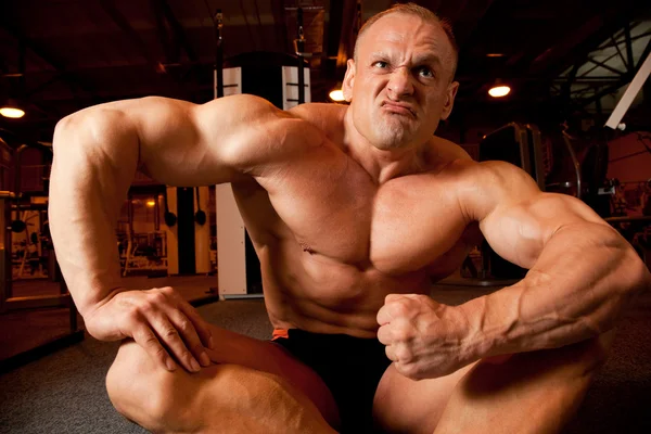 Fisiculturista demonstra seus músculos — Fotografia de Stock