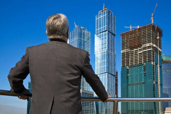 Hombre mayor en el edificio —  Fotos de Stock