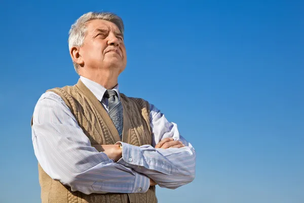 背景の空に年配の男性人 — ストック写真
