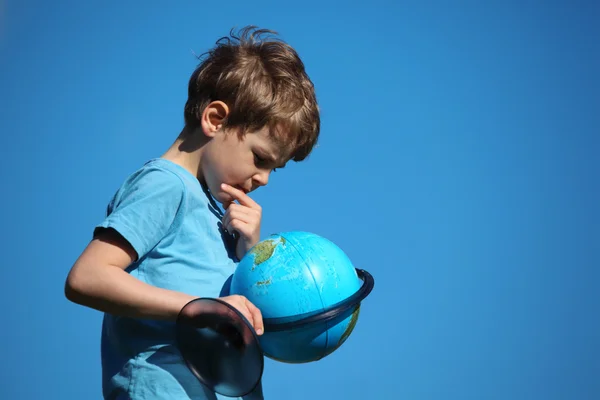 Мальчик и глобус — стоковое фото