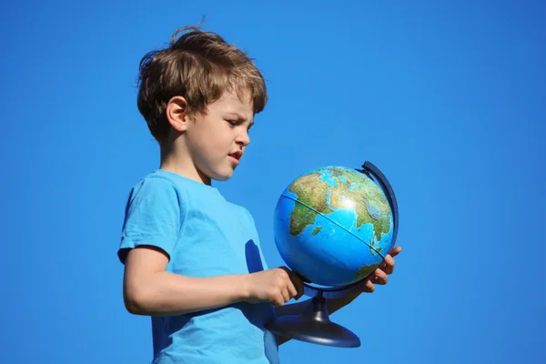 Boy and the globe — Stock Photo, Image