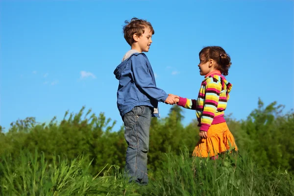 Kinder halten Händchen — Stockfoto