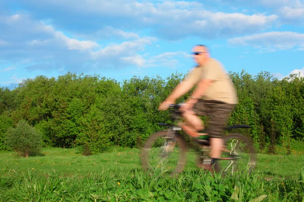 Bisiklete binen adam — Stok fotoğraf