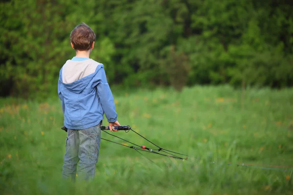 少年の凧の飛行する準備ができて — ストック写真