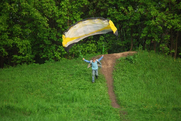 Junge fängt an zu fliegen — Stockfoto