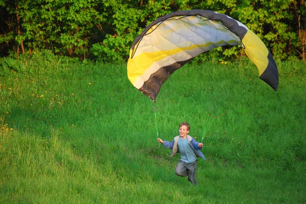 Pojke och fallskärm — Stockfoto
