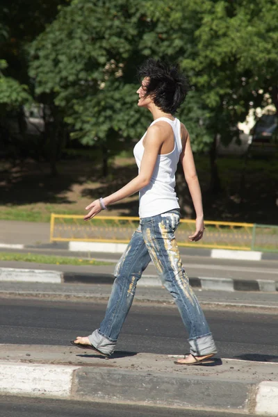 Mädchen fährt mitten auf der Straße — Stockfoto