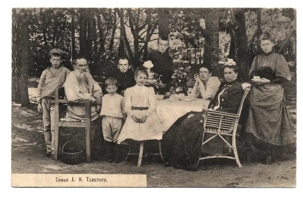 旧明信片与 L.N.Tolstoy 的全家福 — 图库照片