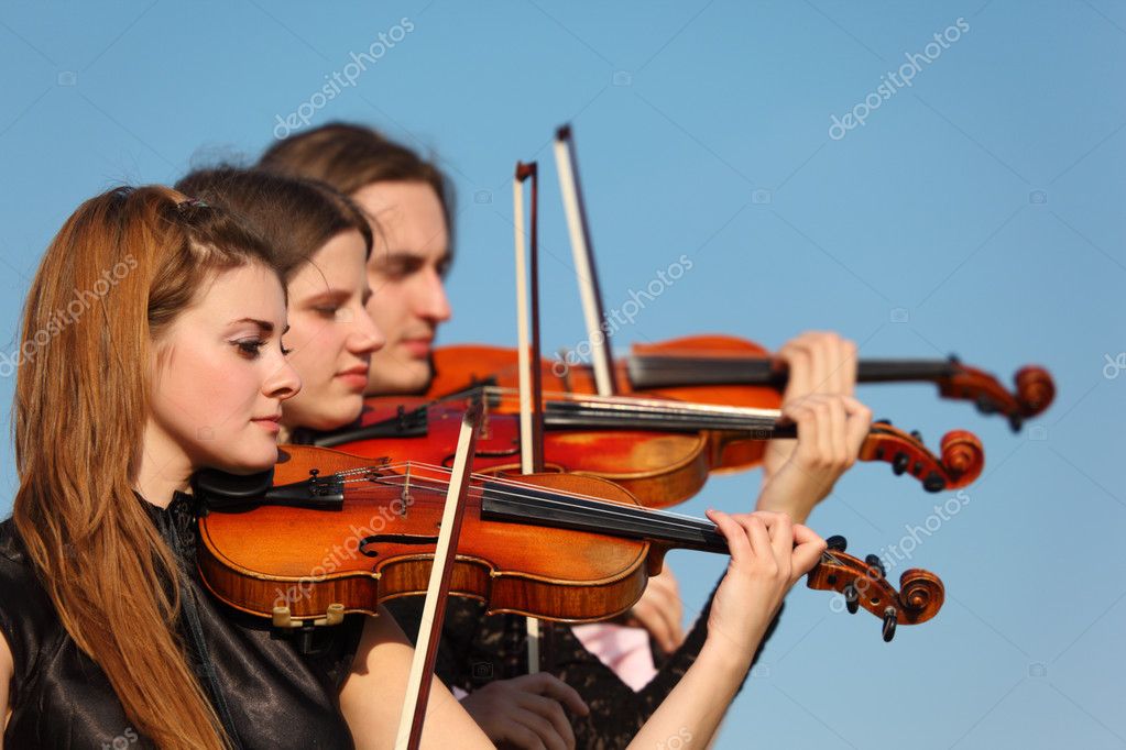 My brother played the violin. Трио скрипачей. Три скрипача. Одежда скрипача. Трио классической музыки.