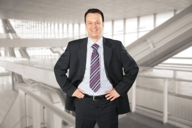 cam Hall gülümseyen iş adamı