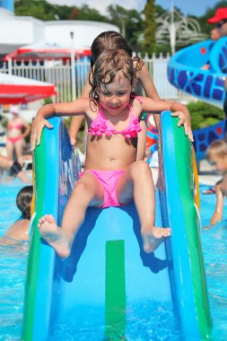 tepede bir eğlence aquapark, sevimli küçük kız iner