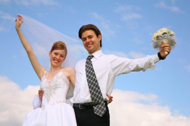 mutlu evlilik çift üzerinde gökyüzü