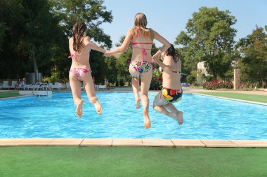 Üç kız havuza atlamak