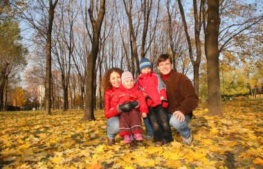 Anne ve baba ile çocuk sonbahar Park