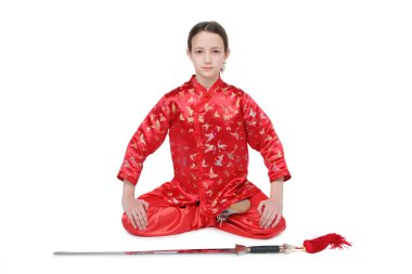 Wushu kız kılıç ile oturuyor