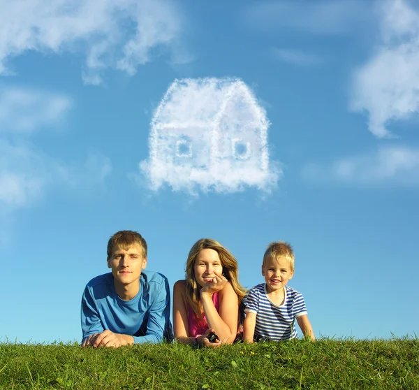 Família com menino na grama e sonho nuvem casa colagem — Fotografia de Stock