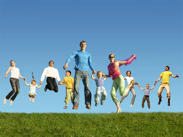 Wiele rodzin skoki na trawie, kolaż — Zdjęcie stockowe