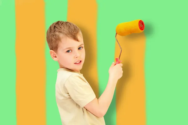 Мальчик с роликом рисует батончики, коллаж — стоковое фото