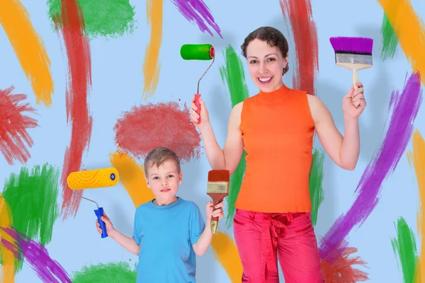Сын и мать рисуют с помощью роликов и кистей на стене, коллаж — стоковое фото