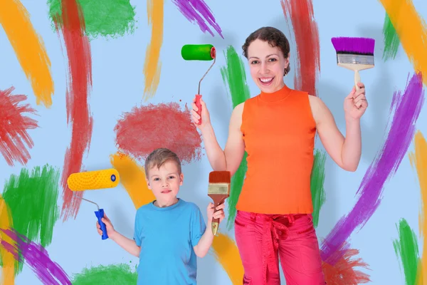 Fils et mère dessinent avec des rouleaux et des brosses sur un mur, collage — Photo