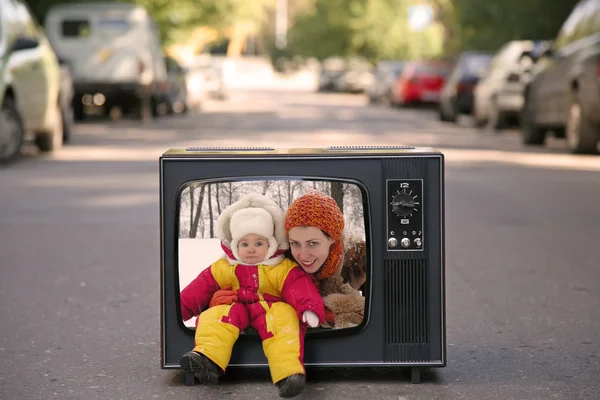 Moeder en baby zich in de oude televisie set collage — Stockfoto