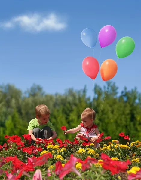 Niños con flores y globos collage —  Fotos de Stock
