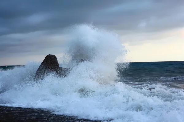 Морське узбережжя з хвилями, що ламаються біля каменю — стокове фото